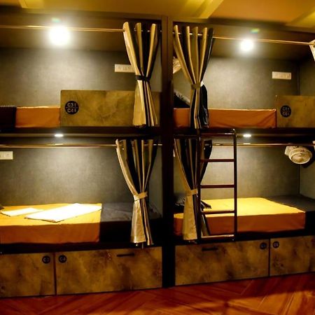 Charyana Hotel Ac Dormitory Ахмедабад Екстериор снимка