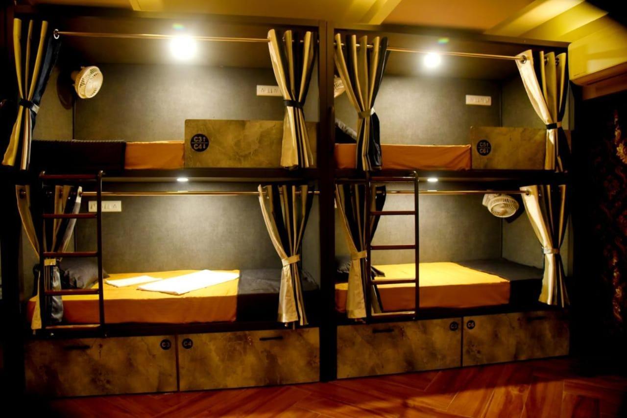 Charyana Hotel Ac Dormitory Ахмедабад Екстериор снимка