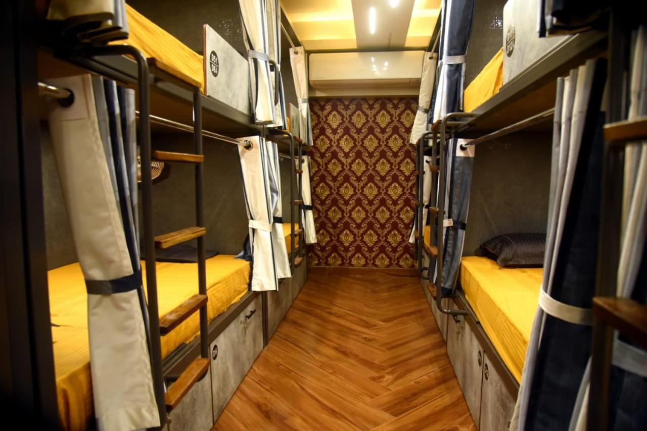 Charyana Hotel Ac Dormitory Ахмедабад Екстериор снимка