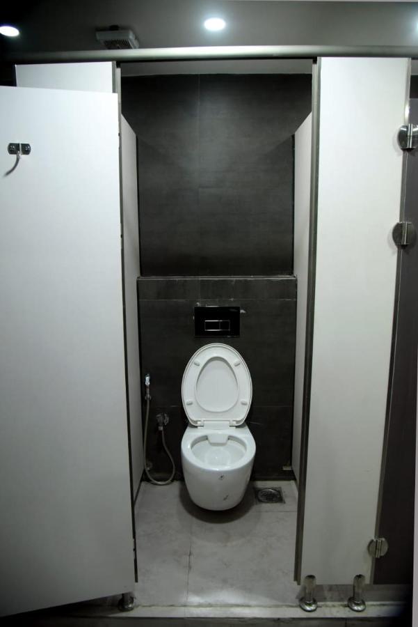 Charyana Hotel Ac Dormitory Ахмедабад Екстериор снимка
