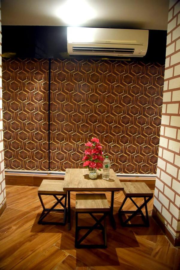 Charyana Hotel Ac Dormitory Ахмедабад Екстериор снимка