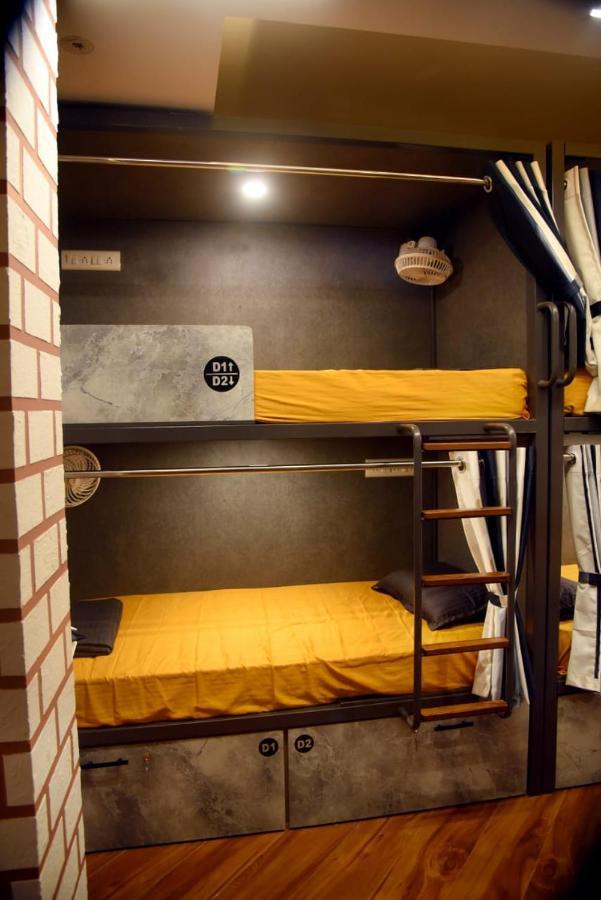 Charyana Hotel Ac Dormitory Ахмедабад Екстериор снимка