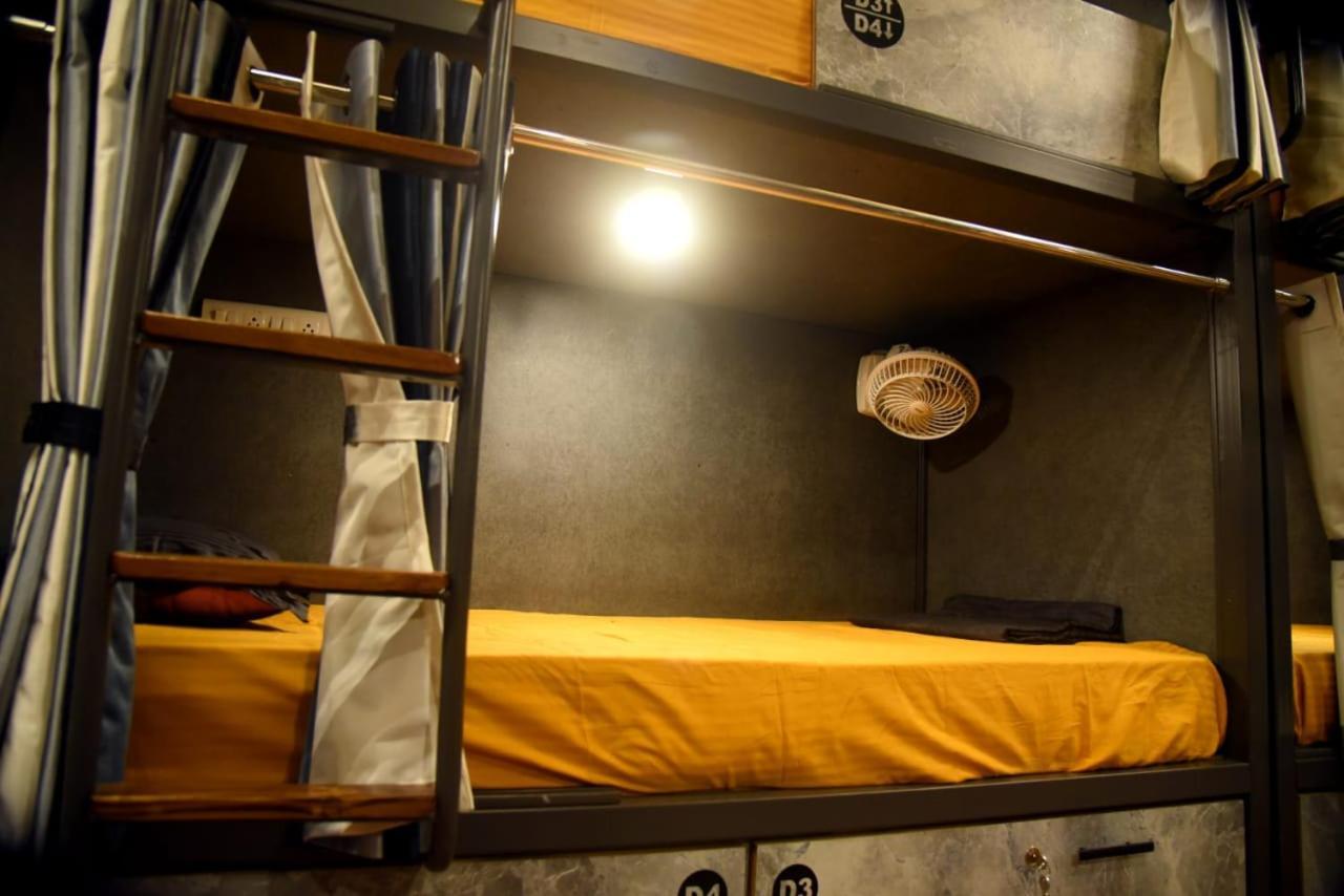 Charyana Hotel Ac Dormitory Ахмедабад Екстериор снимка