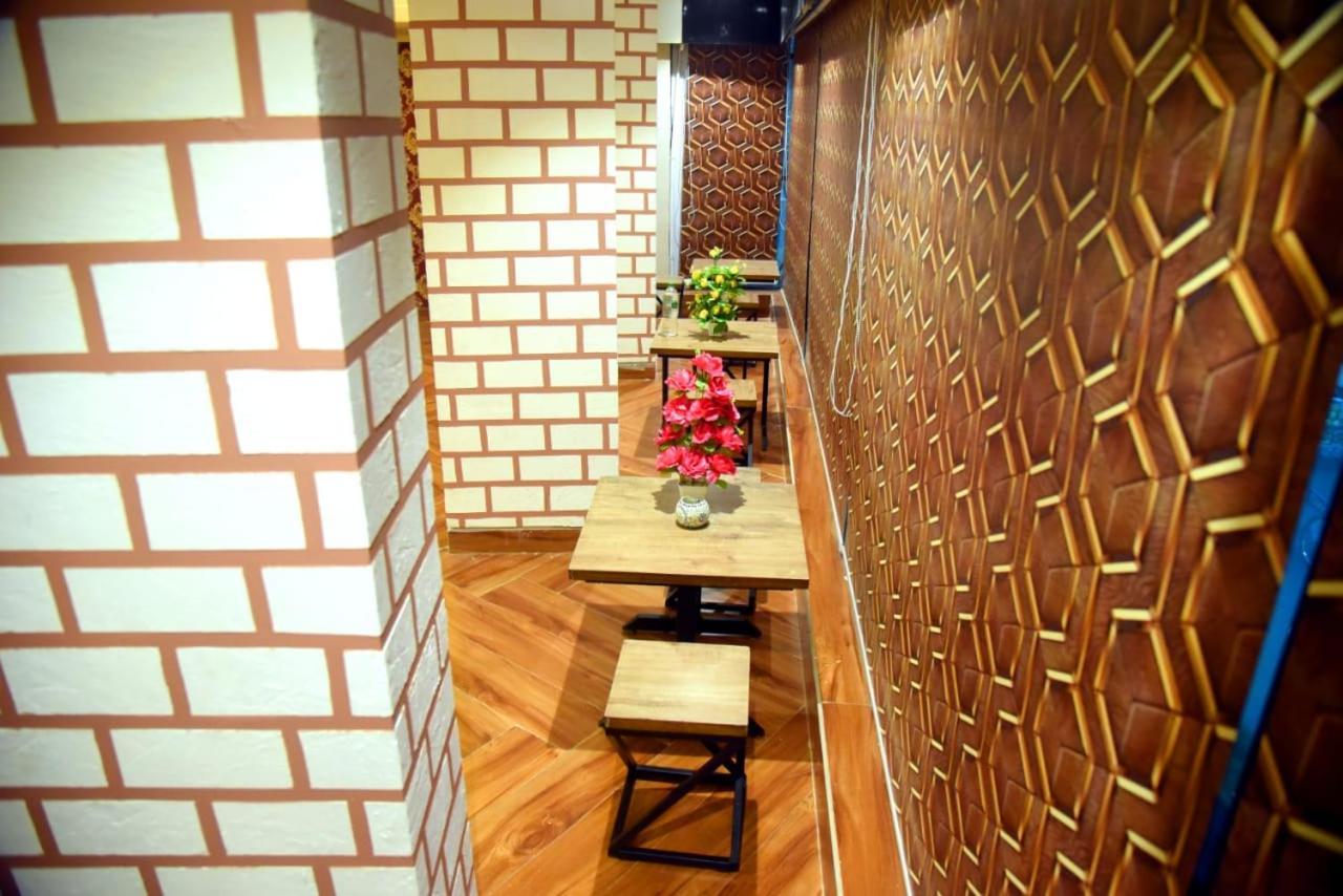 Charyana Hotel Ac Dormitory Ахмедабад Екстериор снимка